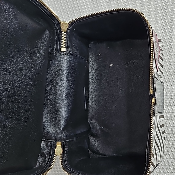 HENRI BENDEL CLASSIC STRIPED  TRAIN / COSMETIC CASE - Picture 7 of 9